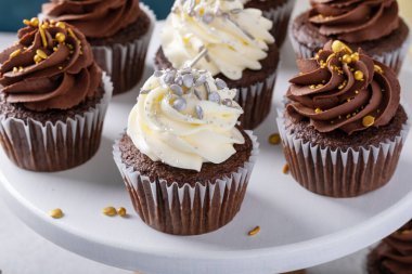 Yeni yıl partisi çörekleri vanilyalı, çikolatalı ve ışıltılı.