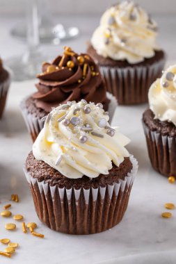 Yeni yıl partisi için şen şakrak kekler. Çikolata ve vanilyalı krema.