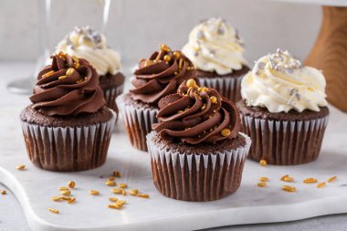 Yeni yıl partisi çörekleri vanilyalı, çikolatalı ve ışıltılı.