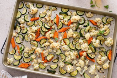 Çarşafta kızartılmış çeşitli sebzeler, karnabahar, kabak ve otlu havuç, meze tarifi.