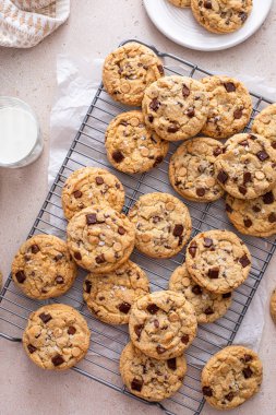 Soğutma rafında çikolatalı kurabiyeler ve soğuk sütle servis edilen yumuşak tuz.