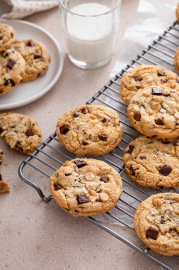 Soğutma rafında çikolatalı kurabiyeler ve soğuk sütle servis edilen yumuşak tuz.