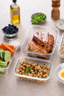 Tavuklu, kinoalı, bezelyeli, sebzeli ve haşlanmış yumurtalı konteynırlarda yüksek proteinli sağlıklı öğle yemeği.