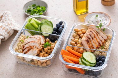 Tavuklu, kinoalı, bezelyeli, sebzeli ve haşlanmış yumurtalı konteynırlarda yüksek proteinli sağlıklı öğle yemeği.