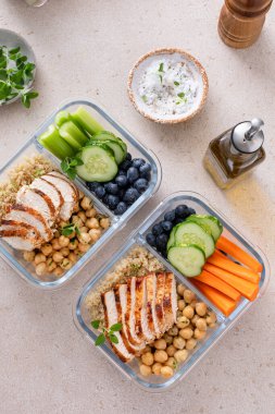 Tavuklu, kinoalı, bezelyeli, sebzeli ve haşlanmış yumurtalı konteynırlarda yüksek proteinli sağlıklı öğle yemeği.