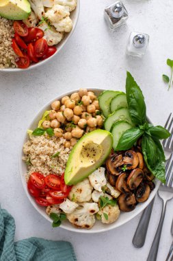 Sağlıklı yüksek proteinli vejetaryen, mantarlı öğle yemeği kasesi kavrulmuş karnabahar, bezelye ve kinoa.