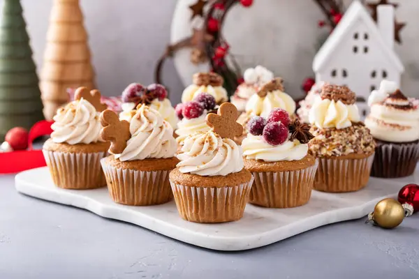 Verschiedene Weihnachts Cupcakes Mit Lebkuchen Gezuckerten Preiselbeeren Und Kandierten Pekannüssen lizenzfreie Stockbilder