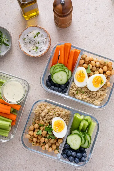 Vegetáriánus Ebédet Előkészítő Tartályok Magas Fehérjetartalmú Quinoa Fűszeres Csicseriborsó Zöldség Stock Kép