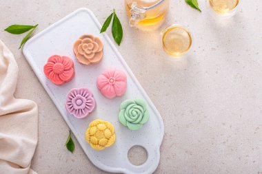 Geleneksel Çin karlı ay çörekleri sonbahar ortası festivali için meyve, taro ve kibrit ezmeli.