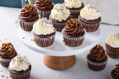 Yeni yıl partisi çörekleri vanilyalı, çikolatalı ve ışıltılı.