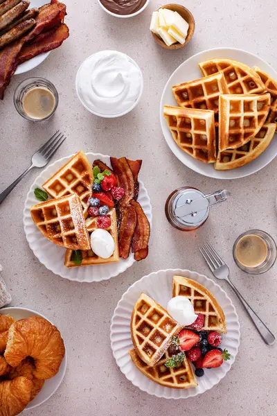 Frühstückstisch Mit Waffeln Speck Frühstückswurst Croissants Und Frischen Beeren Stockbild
