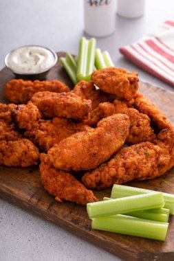 Çiftlik ve kereviz çubuklarıyla kızarmış tavuk şeritleri.