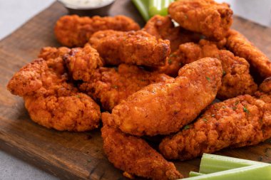 Çiftlik ve kereviz çubuklarıyla kızarmış tavuk şeritleri.