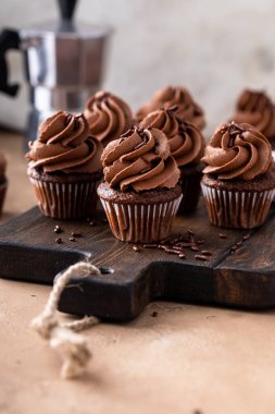 Çikolatalı ganache kremalı ve çikolatalı kekler.