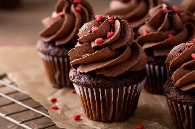 Çikolatalı ganache kremalı ve çikolatalı kekler. Sevgililer Günü için ev yapımı tatlı.