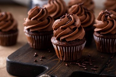 Çikolatalı ganache kremalı ve çikolatalı kekler.