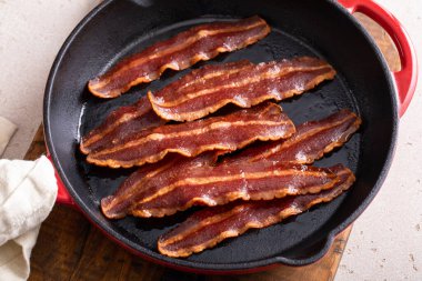 Hindi pastırması dökme demir bir tavada pişirilmeye hazır.