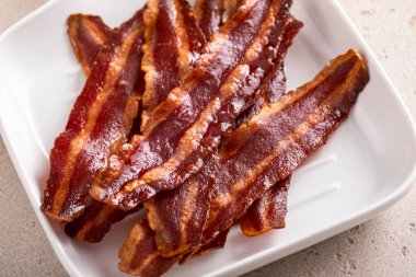 Hindi pastırması servis tabağında pişirilmeye hazır.