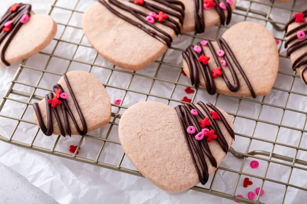 Sušenky Tvaru Srdce Jahodovou Příchutí Máčené Tmavou Čokoládou Růžovými Postřikovači — Stock fotografie