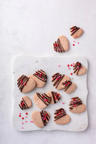 Sušenky Tvaru Srdce Jahodovou Příchutí Máčené Tmavou Čokoládou Růžovými Postřikovači — Stock fotografie
