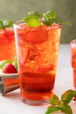 Soğuk ve ferahlatıcı çilekli fesleğen kokteyli, bahar veya yaz kokteyli veya mocktail fikri