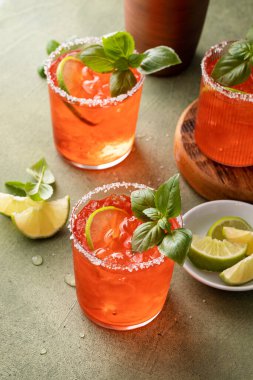Limonlu ve tuzlu margaritalı çilekli margarita, bahar veya yaz kokteyli veya mocktail fikri
