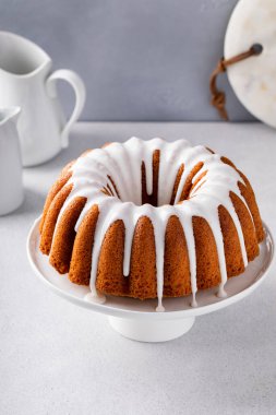 Pasta tezgahında vanilyalı vanilyalı vanilyalı vanilyalı kek