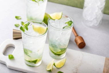 Limonlu soğuk, ferahlatıcı mojito ve uzun bardaklarda karışık nane şekeri.