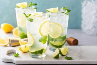 Limon ve limonlu soğuk taze narenciye mojito ve uzun bardaklarda karışık nane şekeri.