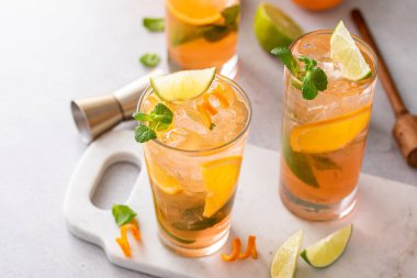 Portakal ve limonlu soğuk taze narenciye mojito ve uzun bardaklarda karışık nane şekeri.