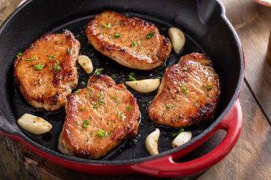 Sarımsak ve otlarla kurutulmuş domuz pirzolası.