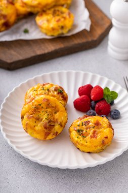 Pastırmalı yumurta kekleri ve çedar peyniri, kahvaltıda sağlıklı yumurta ısırıkları.