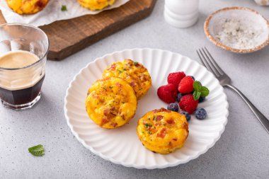 Pastırmalı yumurta kekleri ve çedar peyniri, kahvaltıda sağlıklı yumurta ısırıkları.