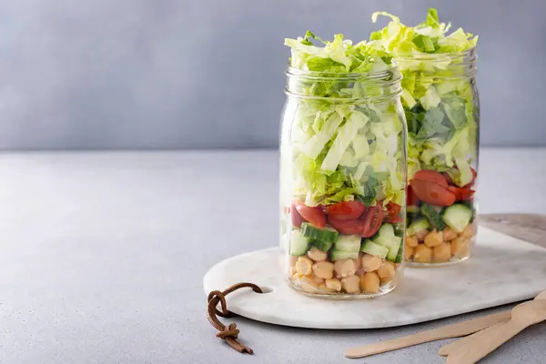 Ebédelőkészület Egészséges Saláta Egy Üvegben Friss Zöldségekkel Csicseriborsóval Jogdíjmentes Stock Fotók