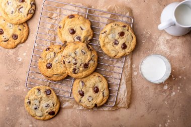 Çikolata parçalı kurabiyeler taze pişmiş parşömen kağıdı ve gevrek tuz.