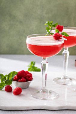 Coupe bardakta ahududu martini, zarif dut içeceği fikri.