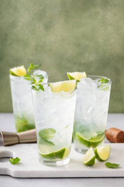 Limonlu soğuk, ferahlatıcı mojito ve uzun bardaklarda karışık nane şekeri.