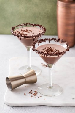 Çikolatalı martini ve bardakta çikolata parçacıkları, tatlı kokteyl fikri.