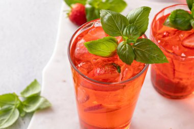 Uzun bardakta taze çilekli çilekli fesleğen bahar kokteyli.