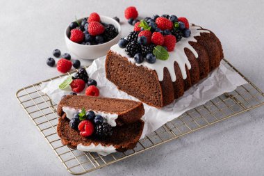 Pudra şekerli şeker damlalarıyla pasta tezgahında limonlu kek.