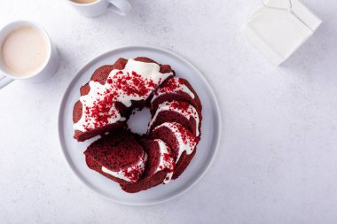 Üst tabakta dilimlenmiş kırmızı kadife kek.