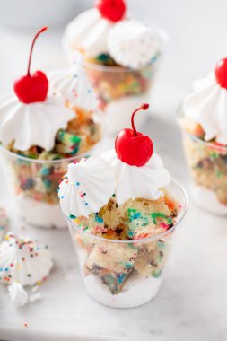 Krem şantili, kremalı ve kirazlı bir fındıklı kek.