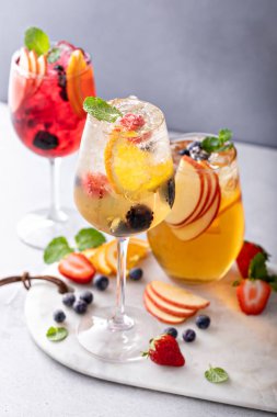 Elmalı, ahududulu ve çeşitli meyveli beyaz şarap.