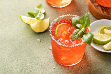 Limonlu çilekli margarita, ferahlatıcı bahar kokteyli fikri.