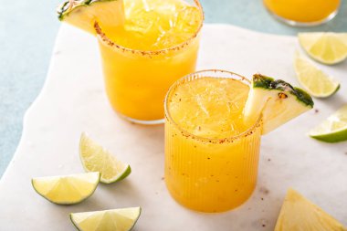 Ananaslı baharatlı margarita, acı biberli, tuzlu ve limonlu.