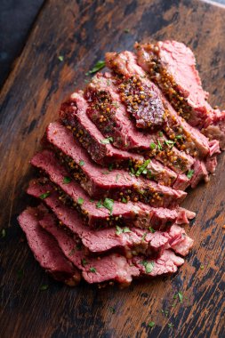 Aziz Patrick Günü için geleneksel İrlanda tarifi kesilmiş sığır konservesi.