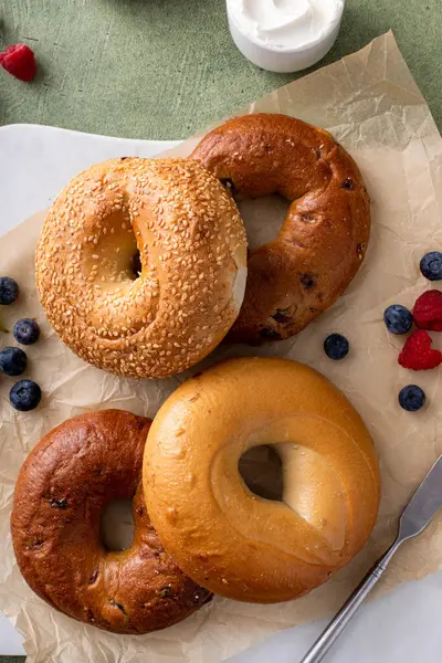 Kahvaltı için taze pişmiş simit çeşitleri sade, susam tohumu ve tarçınlı simit yemeye hazır.