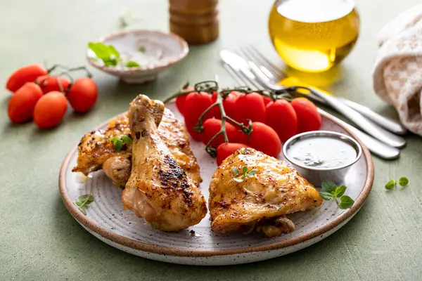 Kızarmış tavuk butları ve fesleğen soslu but.