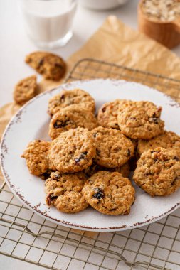 Yulaf, muz ve kuru yaban mersinli sağlıklı kahvaltı kurabiyeleri.