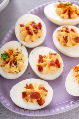 Kırmızı biberli yumurta ve pastırma, Paskalya brunch 'ı için aperatif fikir.